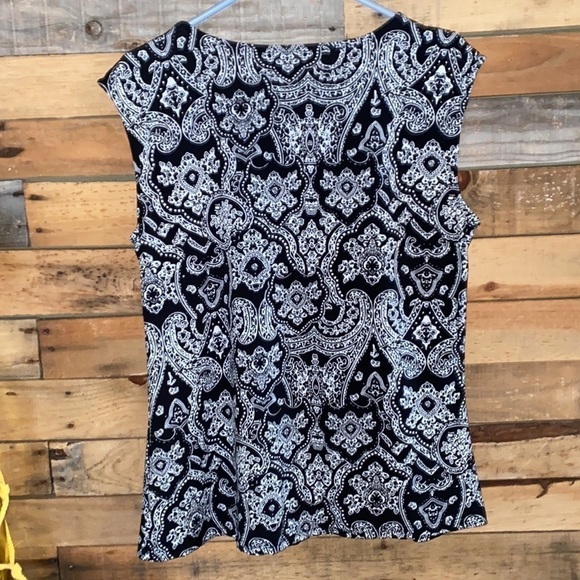 SLEEVELESS black and white blouse - Picture 2 of 6